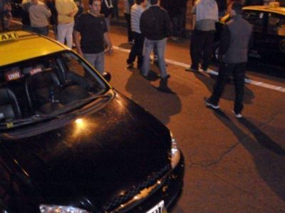 Seguidilla de robos a taxistas con un baleado y amenaza de suspensi�n del servicio nocturno