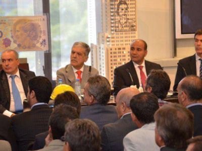 La Naci�n manda fondos a municipios en medio de cruces con la provincia
