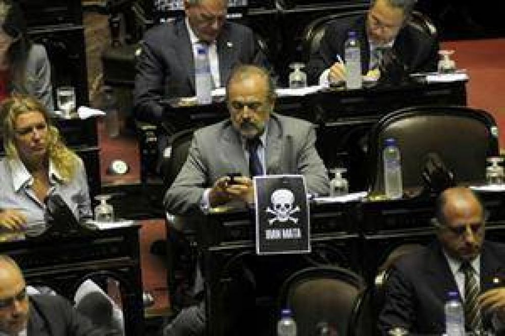 La oposici�n juega en el Congreso las �ltimas cartas para evitar el acuerdo con Ir�n