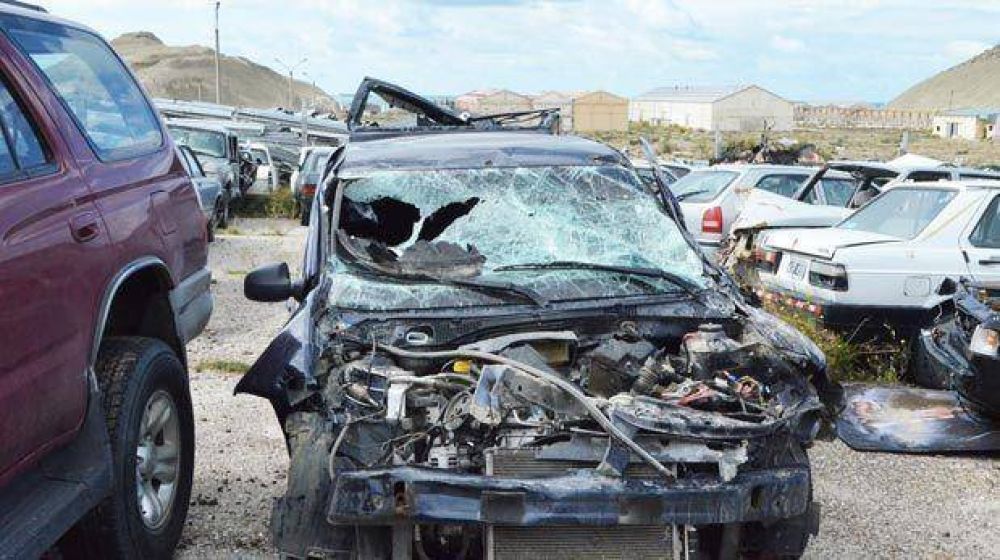 Un auto termin� debajo de un cami�n en un choque triple