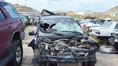 Un auto termin� debajo de un cami�n en un choque triple