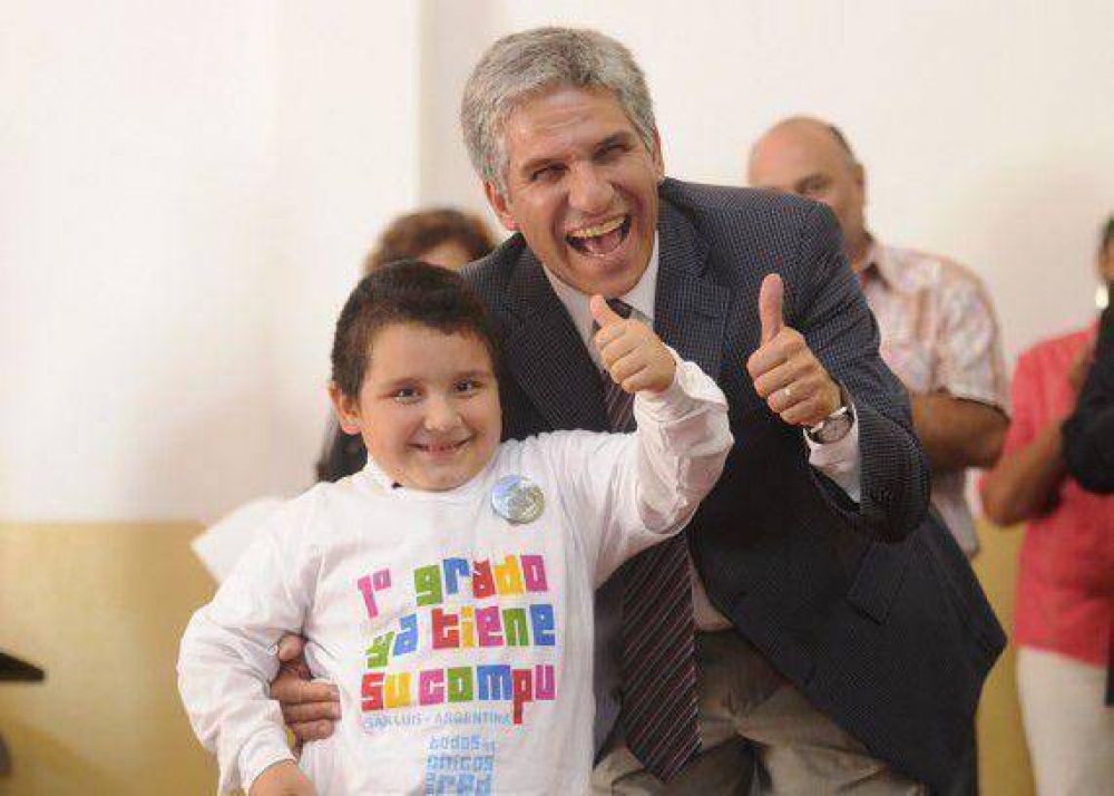 La escuela de La Petra inaugur� refacciones y sus alumnos recibieron computadoras