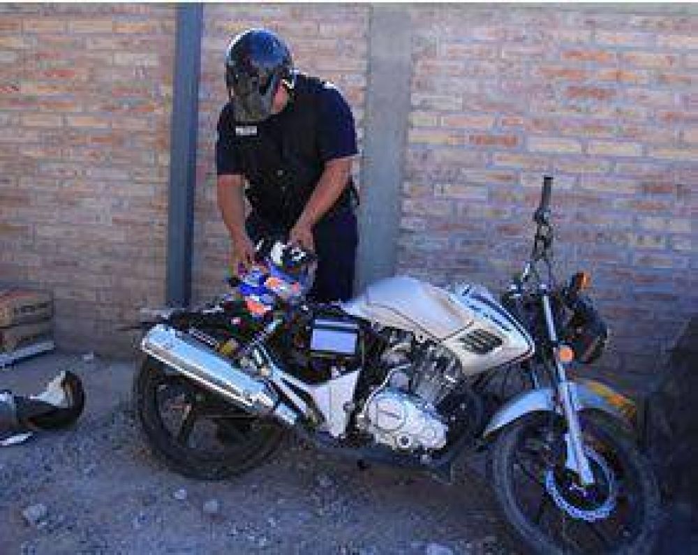 Hermanos mueren al chocar su moto contra una pared	