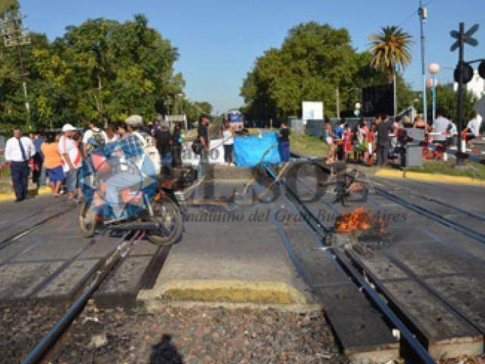 Cortaron las v�as para pedir por los 3 jardines