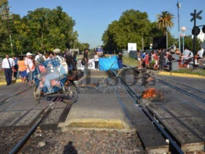 Cortaron las v�as para pedir por los 3 jardines