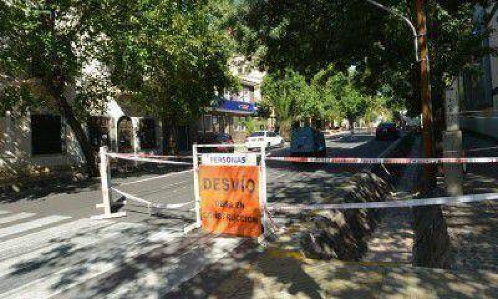 Construyen la ciclov�a de calle Necochea y el tr�nsito estar� cortado