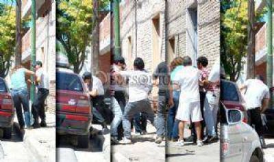 Le propin� una salvaje golpiza a una mujer en pleno centro
