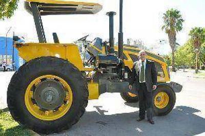 El gobernador entreg� un cami�n y un tractor a comunas del interior