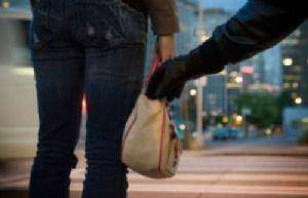 La Banda: violento asalto a una mujer en una parada de colectivos