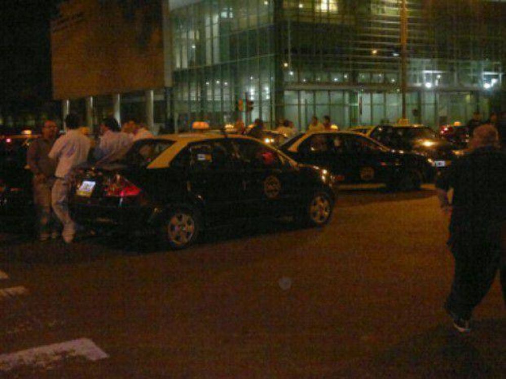 Prometieron corredores seguros para los taxistas y por el momento no habr� paro