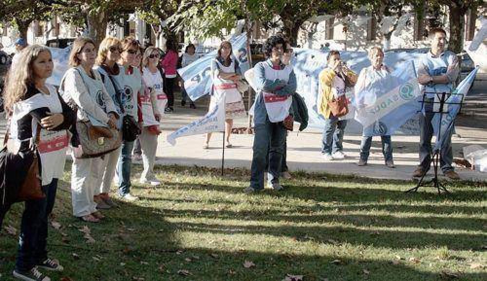 Docentes se manifestaron en la plaza y se agudiza el conflicto 