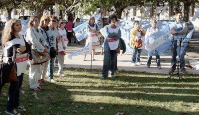 Docentes se manifestaron en la plaza y se agudiza el conflicto 