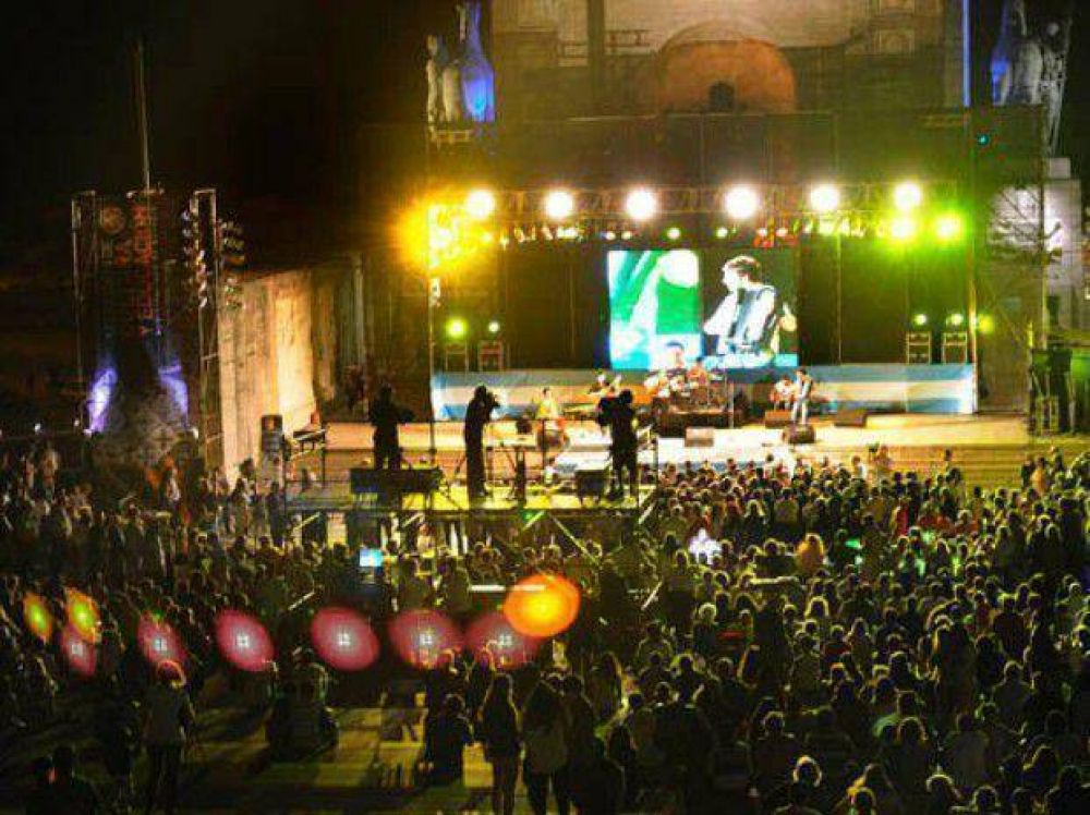 La bandera brill� anoche en el Festival de la Convivencia