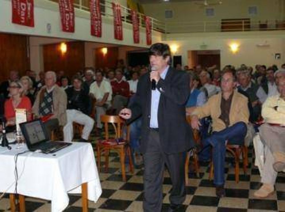 Seggiaro diserta sobre econom�a en la Sociedad Italiana