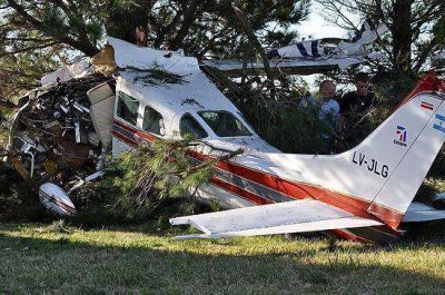 Un avi�n se estrell� contra un �rbol en el aer�dromo: un hombre herido