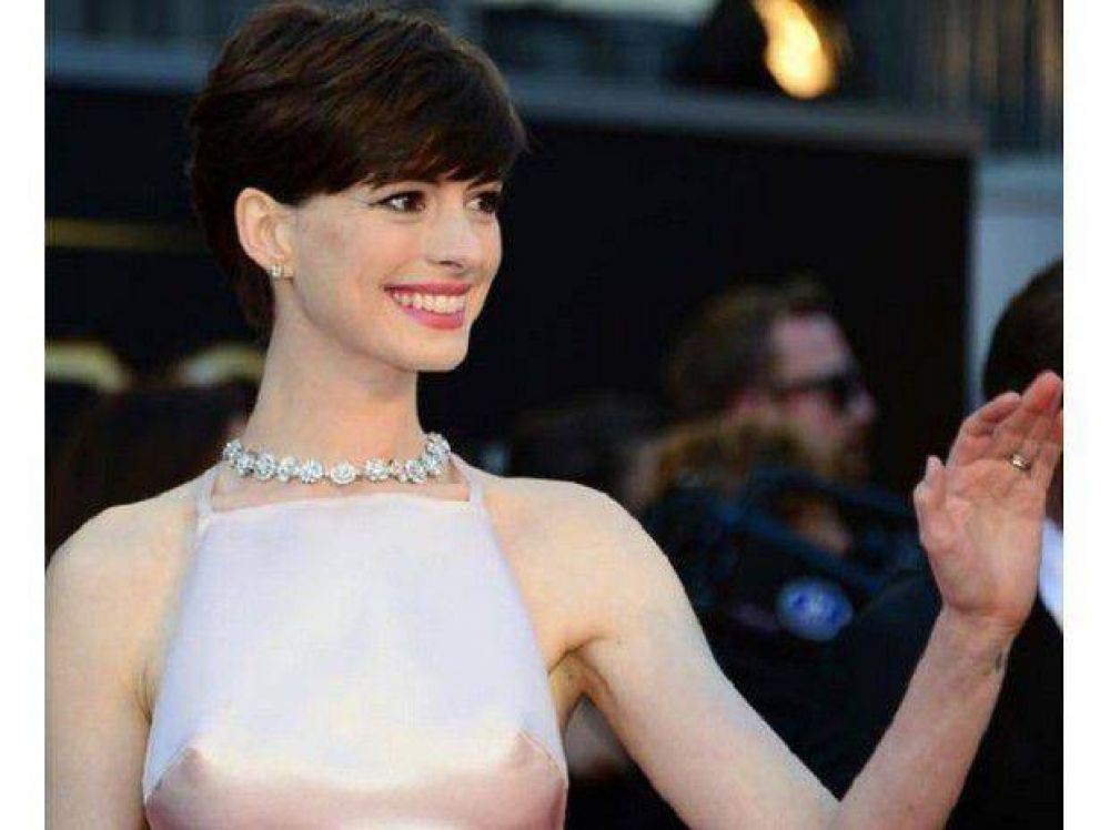 Anne Hathaway se disculpa por el vestido que us� en los Oscar