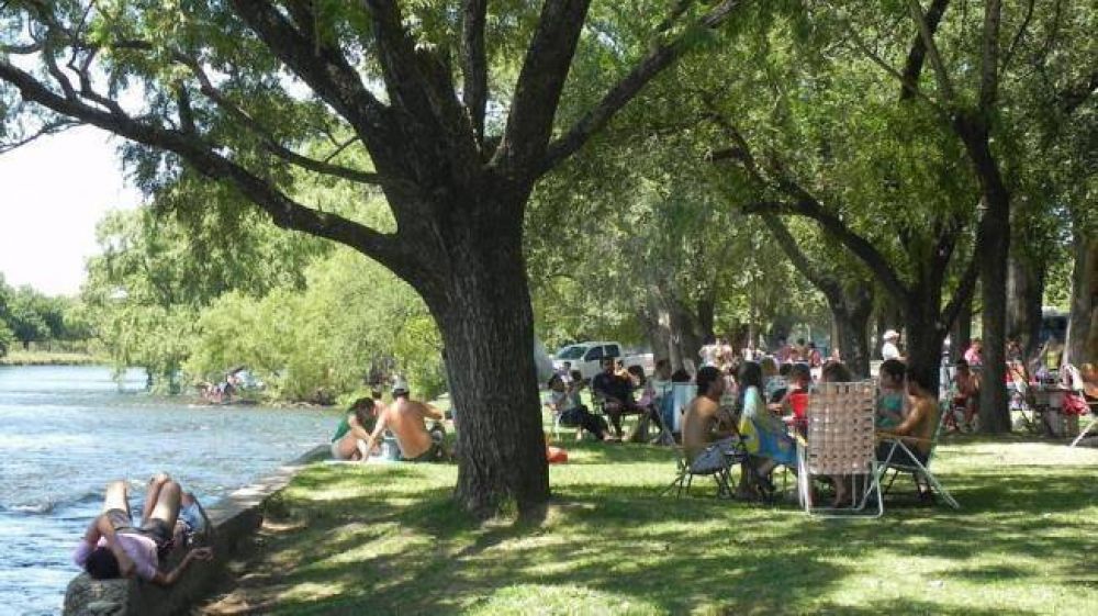 En Almafuerte, las playas del lago atraen todo el a�o