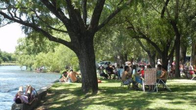 En Almafuerte, las playas del lago atraen todo el a�o