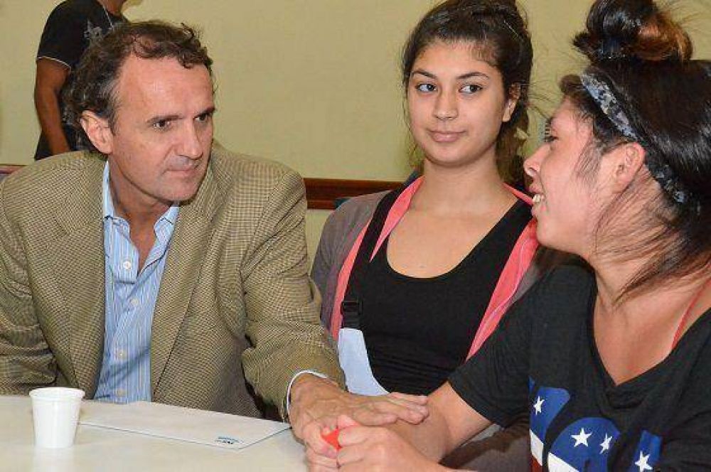 Katopodis present� plan para que los j�venes terminen sus estudios