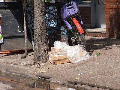 Basura y desperdicios en las esquinas de Claypole