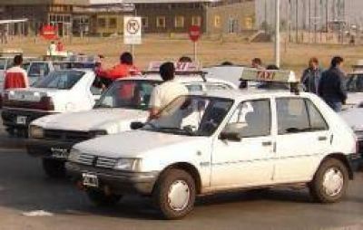 Los taxistas presionan a los concejales y exigen aumento de tarifas