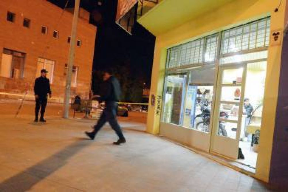 Un agente de seguridad privada fue baleado en la calle y est� grave