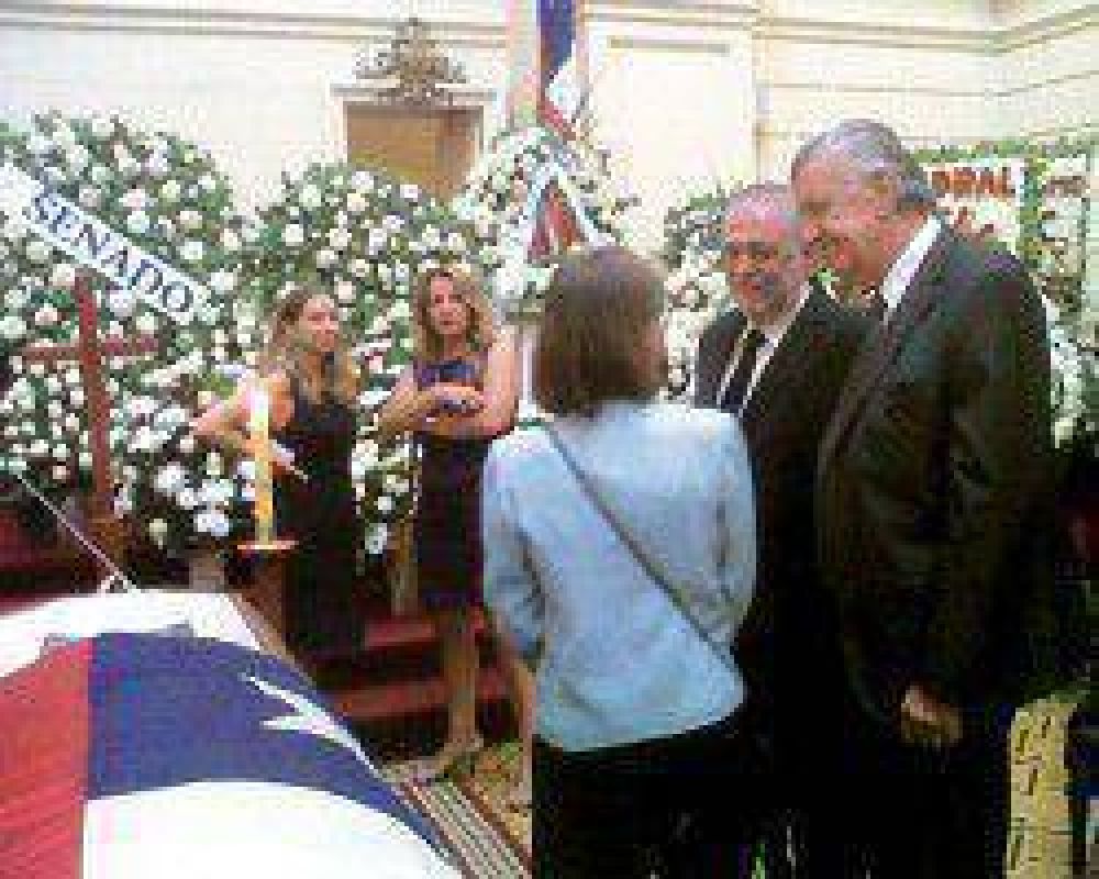 Gioja viaj� a Chile y estuvo presente en el funeral del embajador Adolfo Zald�var Larra�n