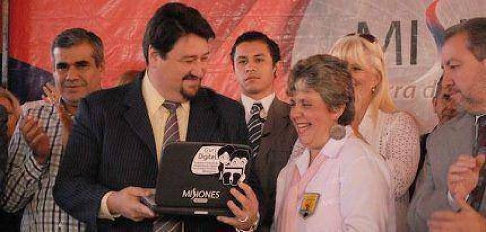En la semana Closs ya inaugur� 7 escuelas y m�s de 100 netbooks del Gur� Digital