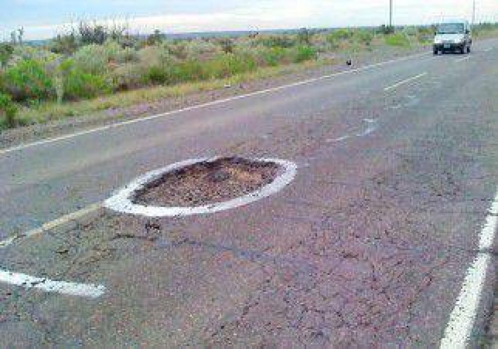 Invertir�n 8 millones de pesos para �parchar� la ruta hacia Mari Menuco 