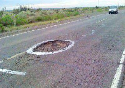 Invertir�n 8 millones de pesos para �parchar� la ruta hacia Mari Menuco 