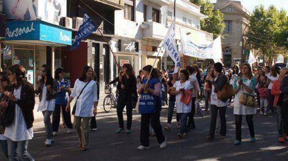 Los docentes se movilizaron e iniciaron una vigilia por la educaci�n p�blica 
