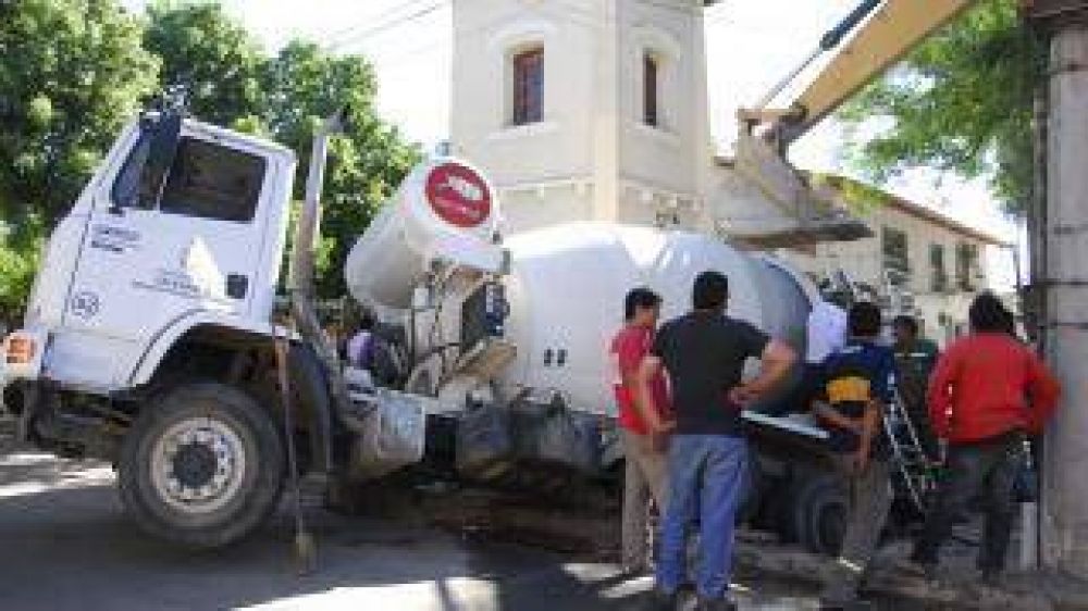 Cami�n cay� dentro de un pozo