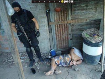 Intent� agredir a tiros a polic�as que allanaron su casa en barrio La Olla