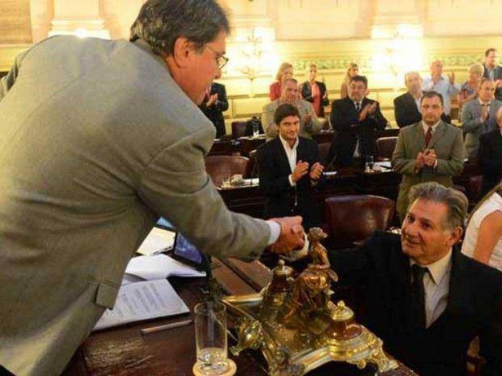 La renuncia de Bielsa cosech� tibios respaldos y fuertes cr�ticas