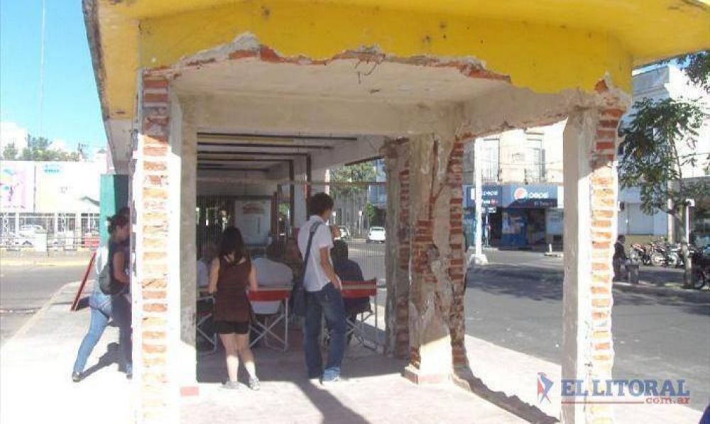Comenzaron a despejar el parterre de la zona del puerto