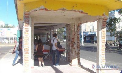 Comenzaron a despejar el parterre de la zona del puerto