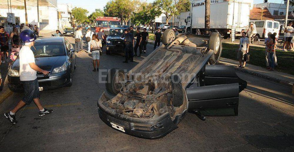 Choque y vuelco frente a Col�n
