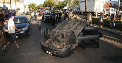 Choque y vuelco frente a Col�n