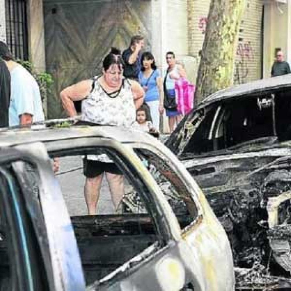 Quemacoches en La Plata: �vandalismo o negocio?