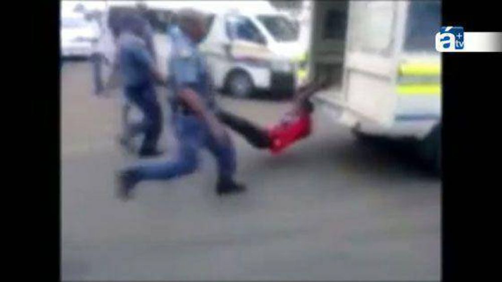 Esc�ndalo en Sud�frica: muri� tras ser arrastrado por m�vil policial