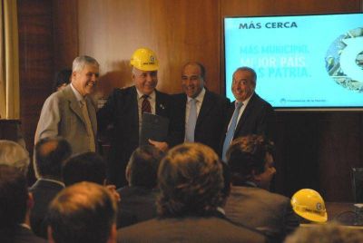 Pte. Per�n - Regueiro firm� convenios por nuevas obras