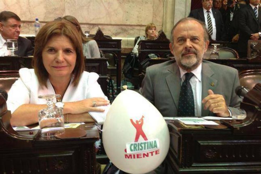 "Cristina miente", los globos cambiados en el Congreso
