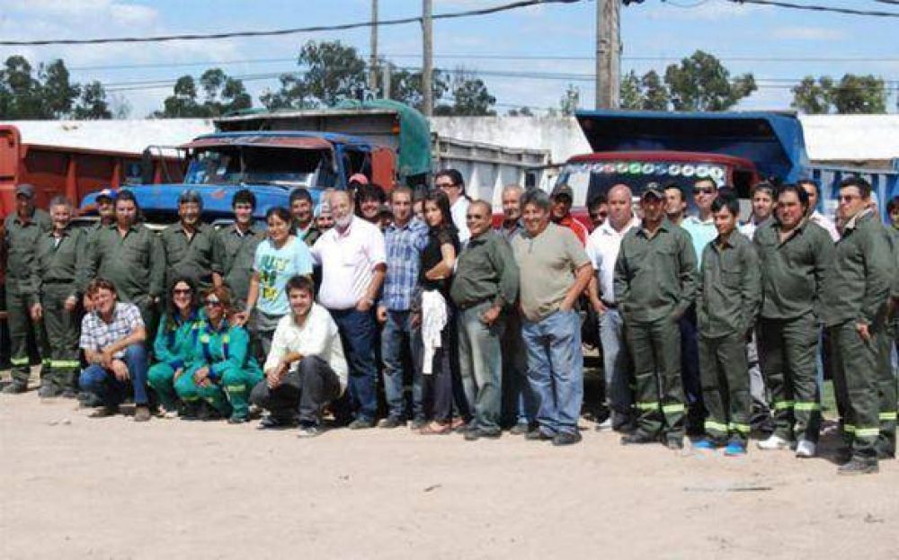 Camionetas, tractores, y m�s de 40 personas con el objeto de mantener limpio Pilar