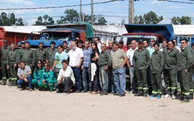 Camionetas, tractores, y m�s de 40 personas con el objeto de mantener limpio Pilar