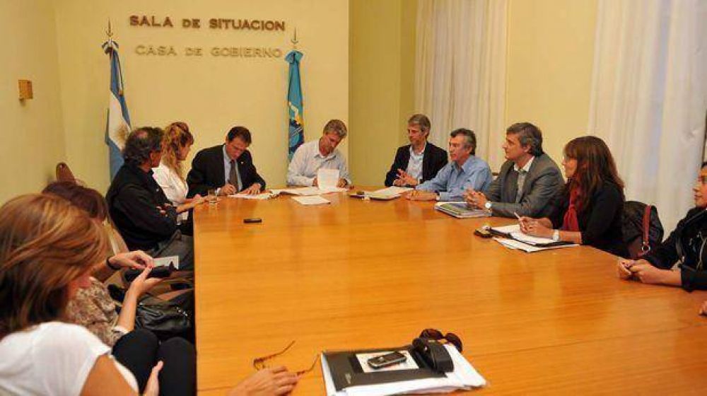 Provincia mejor� su oferta salarial a los docentes y les ofreci� el 23,6%