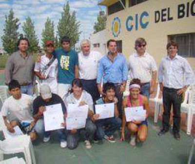Bonelli entreg� certificados del Programa J�venes  