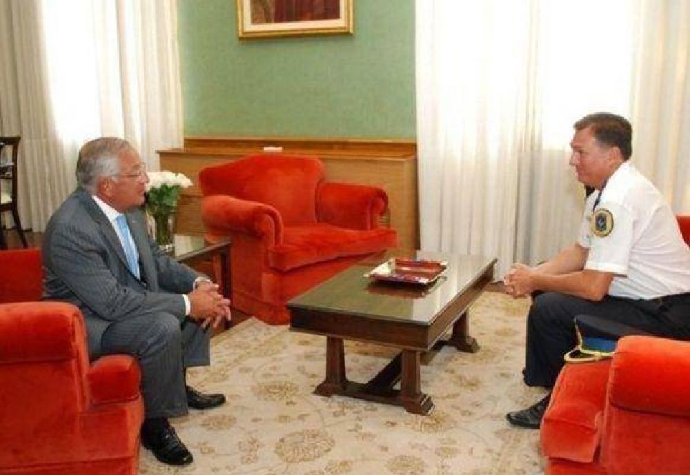 Fue premiado un polic�a acusado de facilitar la fuga del represor Corres en Bah�a Blanca	 	 	 