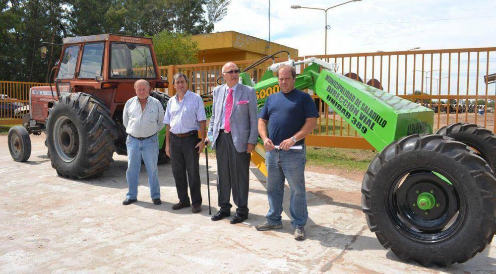 El Municipio present� una motoniveladora de arrastre