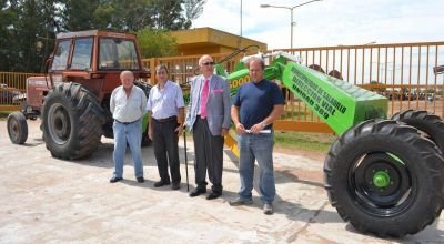 El Municipio present� una motoniveladora de arrastre