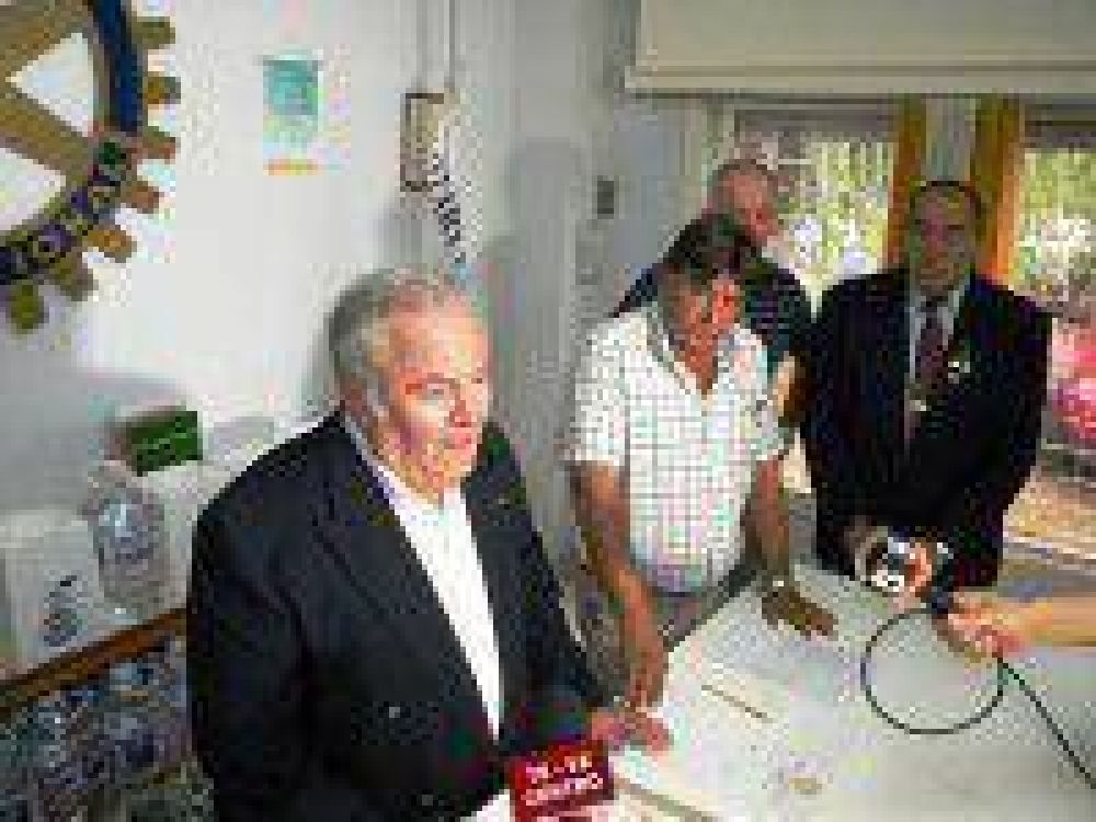 R�tary Saladillo entreg� dispensers y agua mineral a escuela rurales